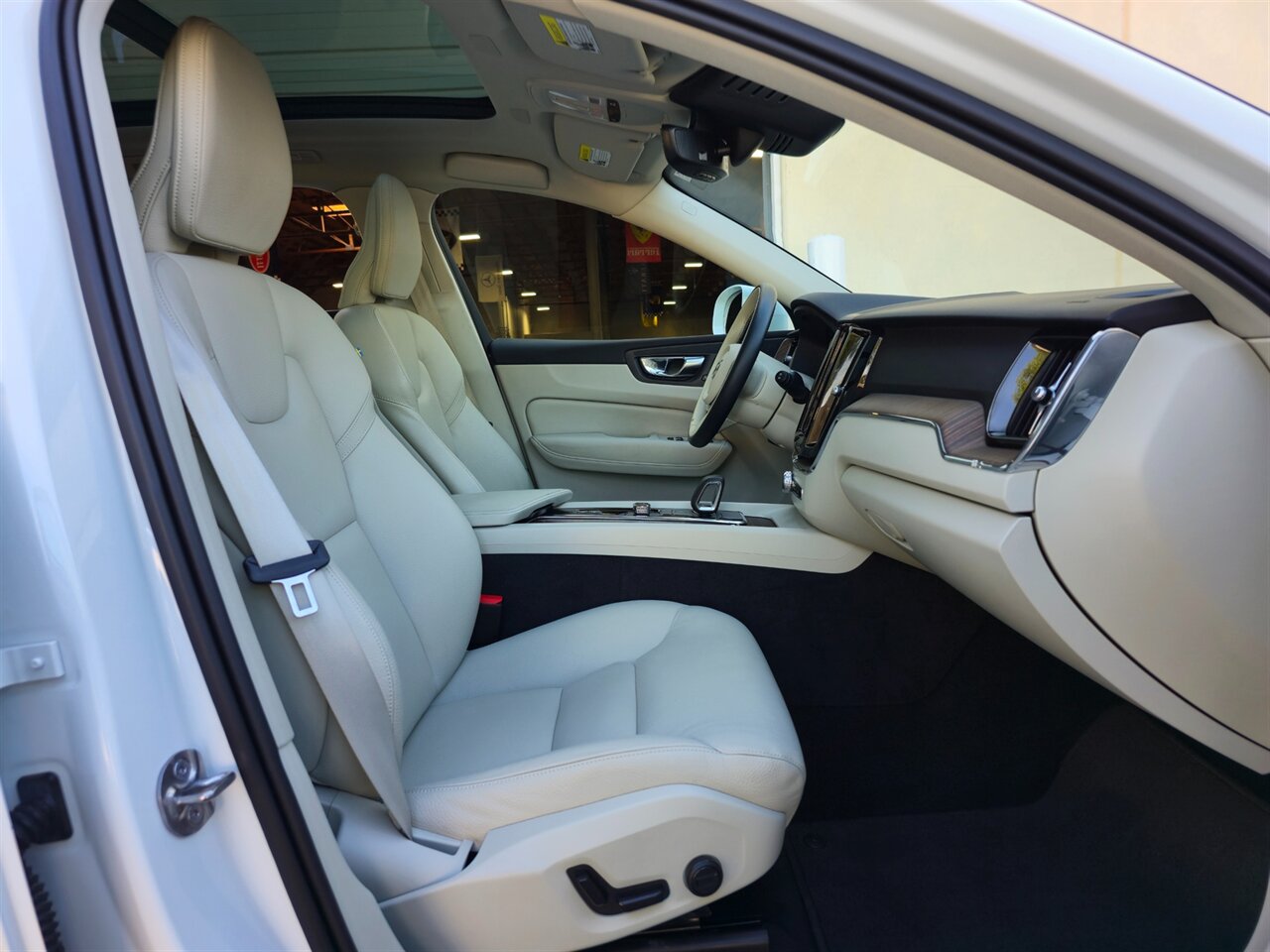2022 Volvo XC60 B5 Momentum - Photo 25 - Mesa, AZ 85215