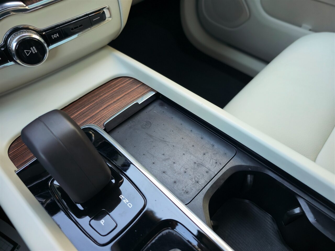 2022 Volvo XC60 B5 Momentum - Photo 23 - Mesa, AZ 85215