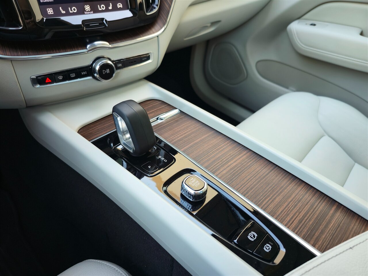 2022 Volvo XC60 B5 Momentum - Photo 22 - Mesa, AZ 85215