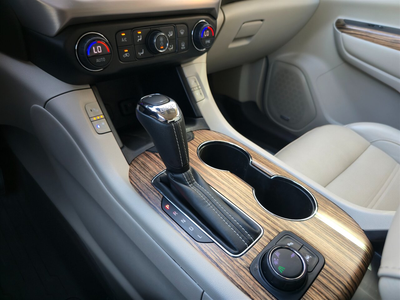 2019 GMC Acadia Denali   - Photo 24 - Mesa, AZ 85215