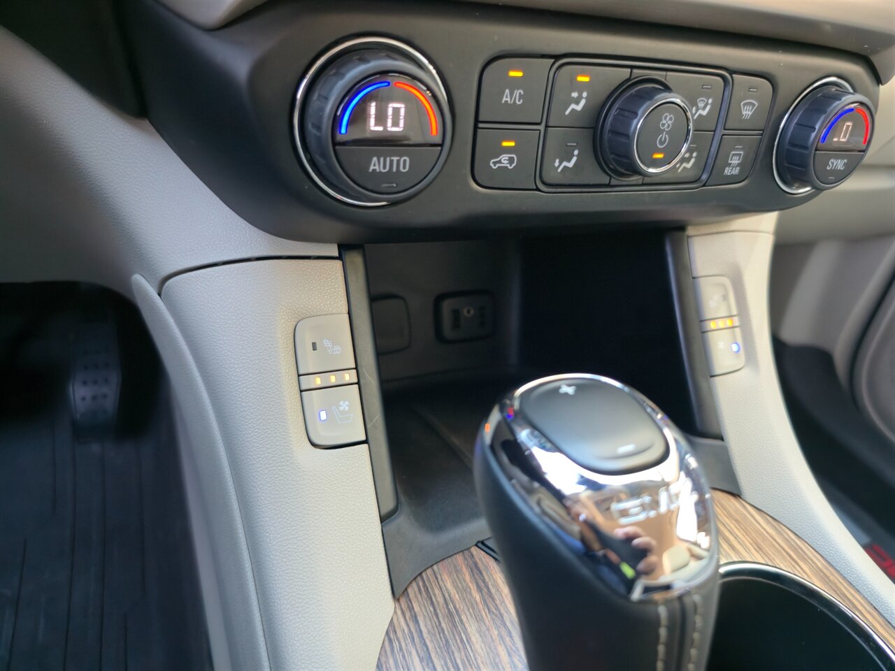 2019 GMC Acadia Denali   - Photo 25 - Mesa, AZ 85215