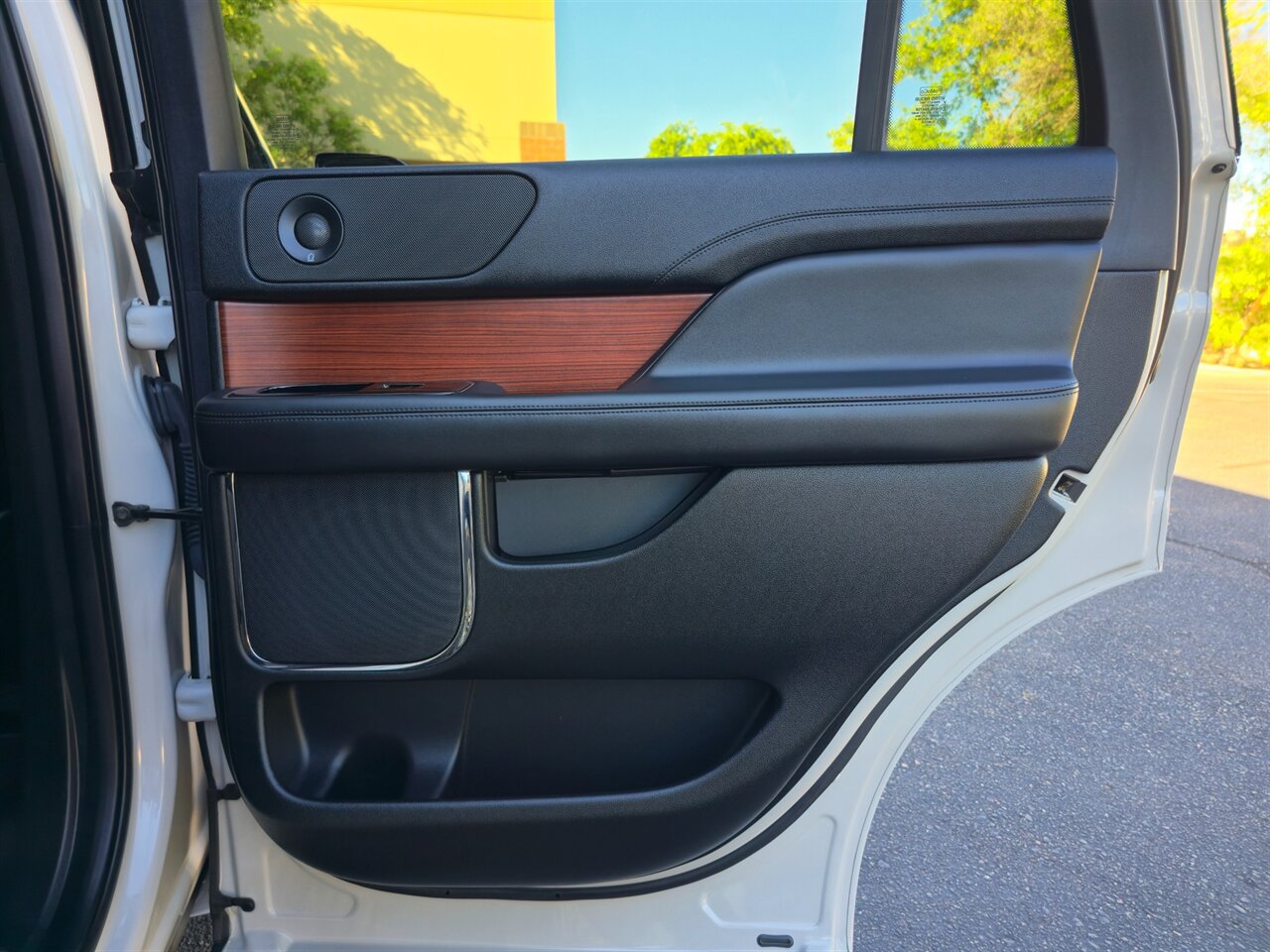 2021 Lincoln Navigator 4x4 7-Passenger - Photo 38 - Mesa, AZ 85215