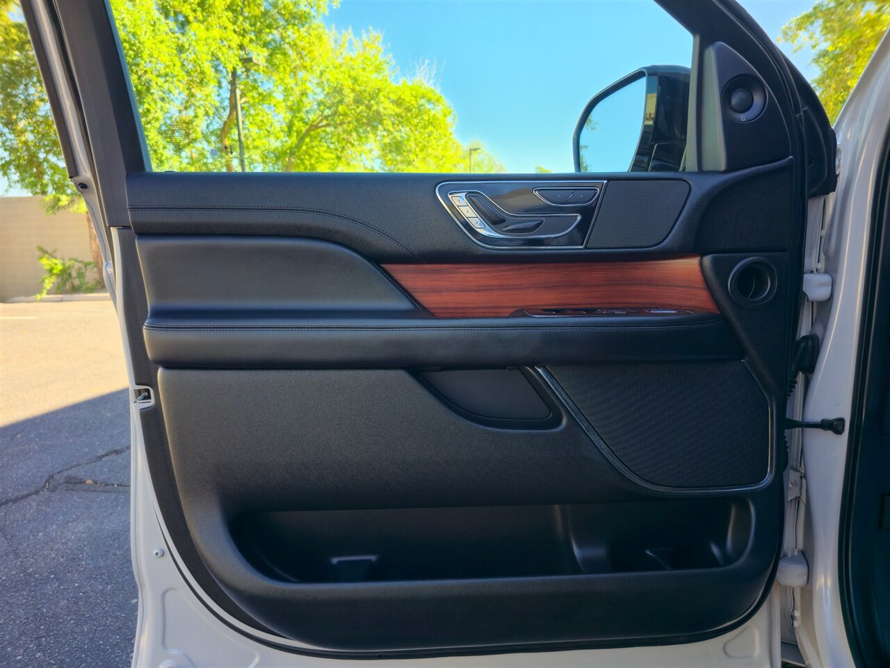 2021 Lincoln Navigator 4x4 7-Passenger - Photo 12 - Mesa, AZ 85215