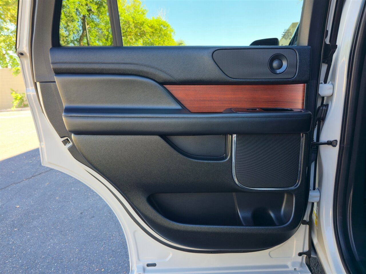 2021 Lincoln Navigator 4x4 7-Passenger - Photo 31 - Mesa, AZ 85215