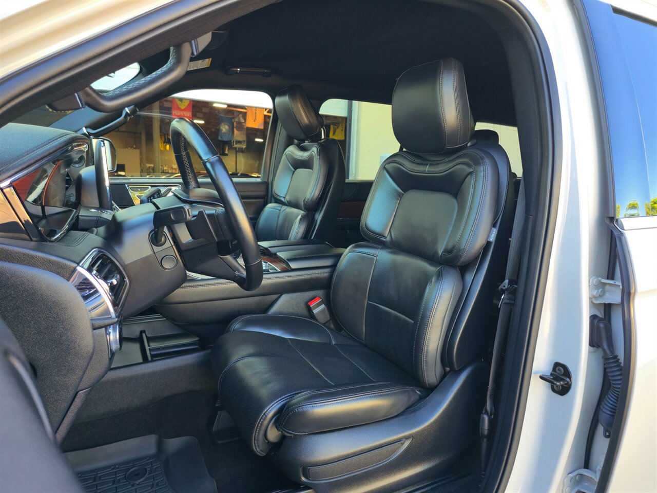 2021 Lincoln Navigator 4x4 7-Passenger - Photo 16 - Mesa, AZ 85215