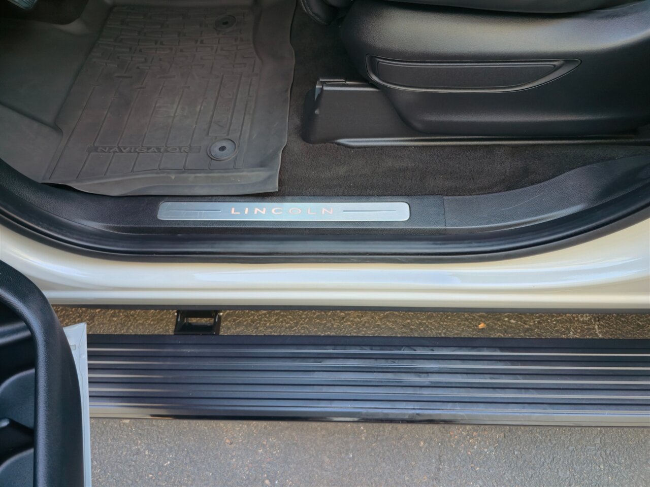2021 Lincoln Navigator 4x4 7-Passenger - Photo 14 - Mesa, AZ 85215