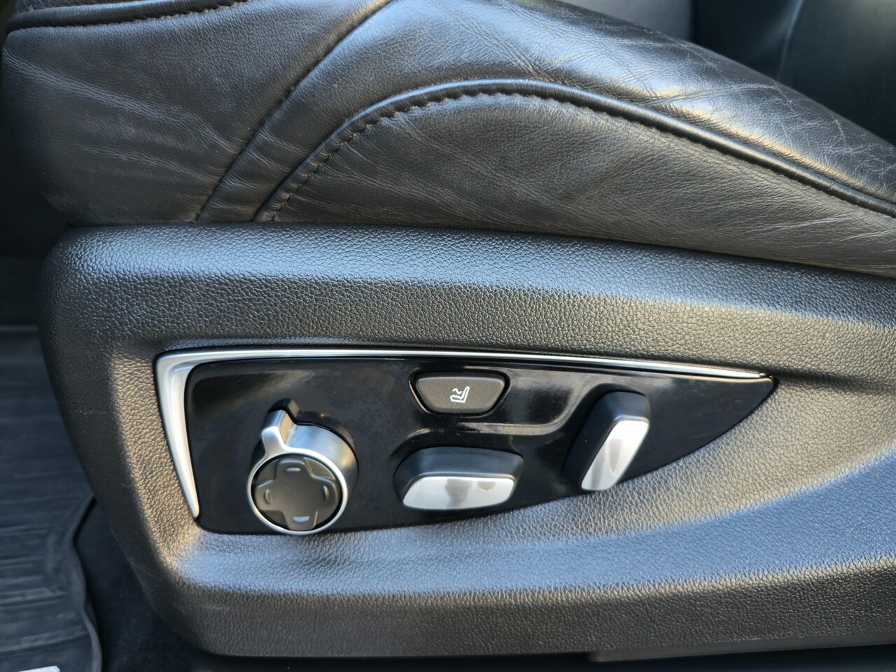 2018 Cadillac Escalade ESV Platinum   - Photo 16 - Mesa, AZ 85215