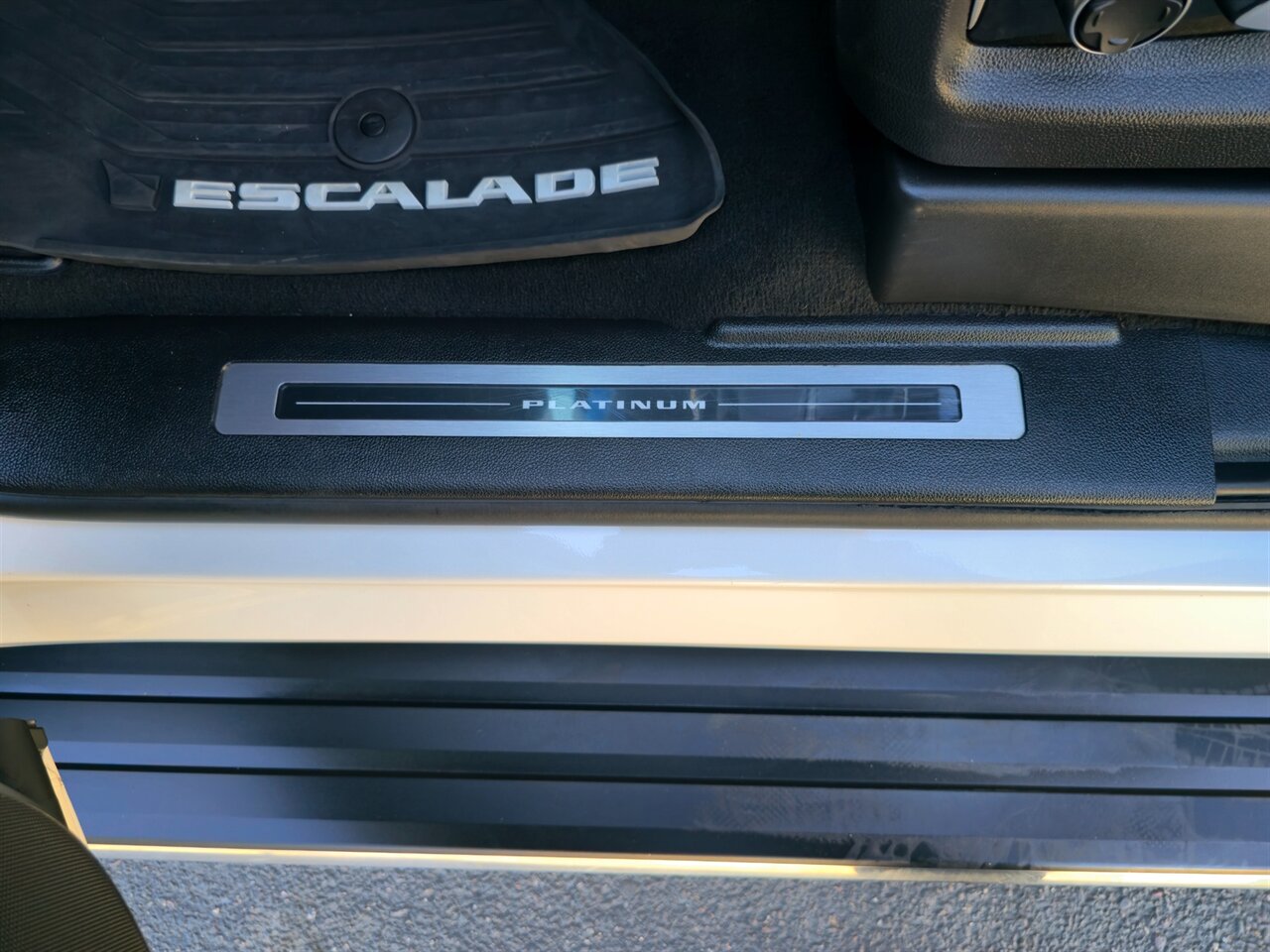 2018 Cadillac Escalade ESV Platinum   - Photo 14 - Mesa, AZ 85215