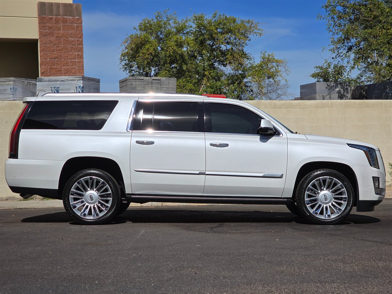 2018 Cadillac Escalade ESV Platinum   - Photo 11 - Mesa, AZ 85215