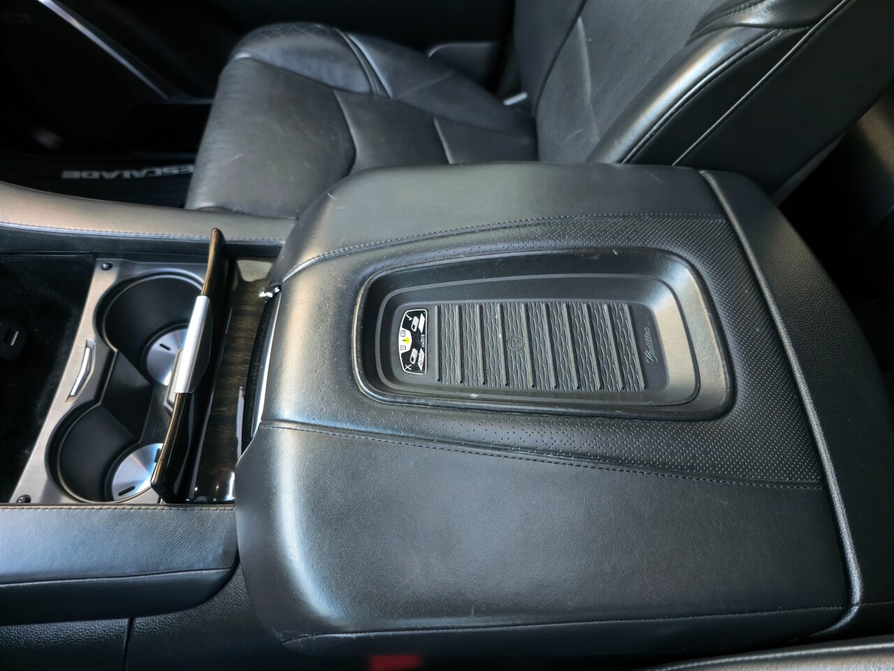 2018 Cadillac Escalade ESV Platinum   - Photo 26 - Mesa, AZ 85215