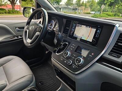 2016 Toyota Sienna XLE 7-Passenger w/ Captains Chairs   - Photo 15 - Eugene, OR 97403