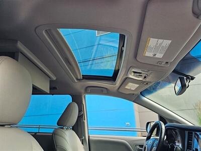 2016 Toyota Sienna XLE 7-Passenger w/ Captains Chairs   - Photo 19 - Eugene, OR 97403