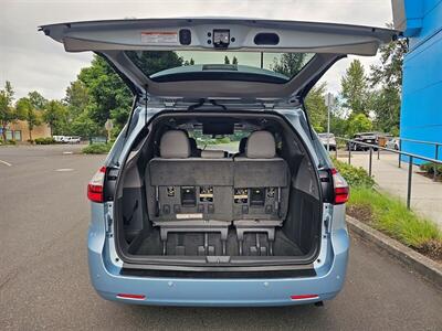 2016 Toyota Sienna XLE 7-Passenger w/ Captains Chairs   - Photo 6 - Eugene, OR 97403
