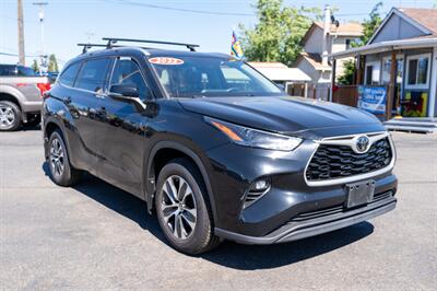 2022 Toyota Highlander XLE   - Photo 6 - Eugene, OR 97403