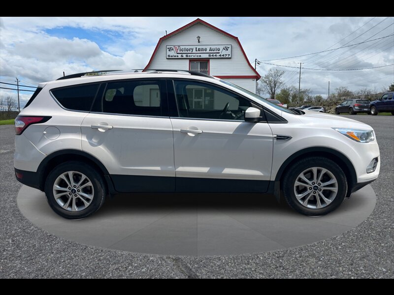 2018 Ford Escape SE  NEW TIRES