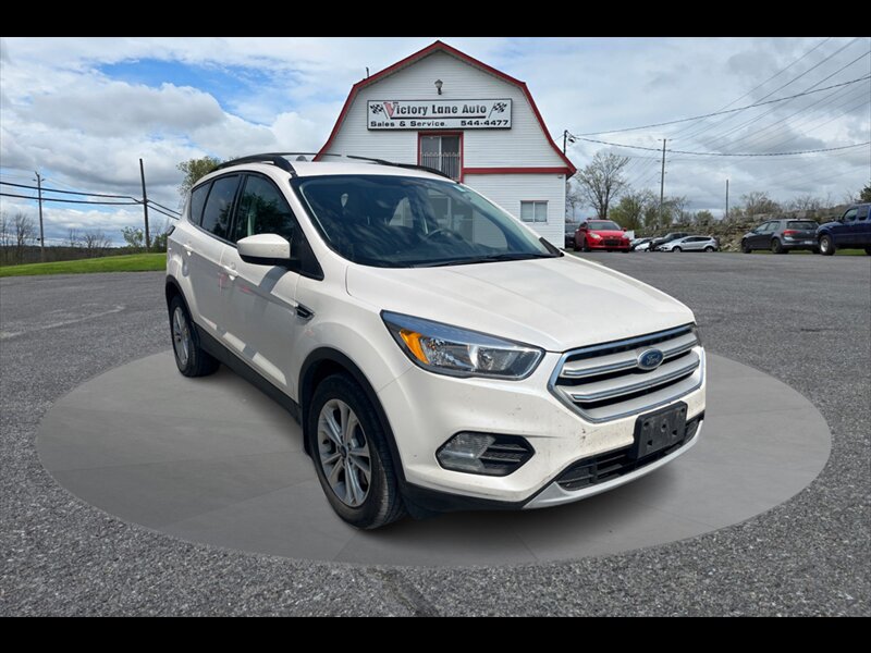 2018 Ford Escape SE  NEW TIRES