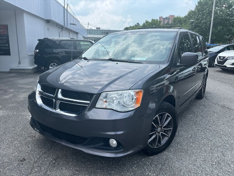 2017 Dodge Grand Caravan SXT - Photo 1 - Kingston, ON K7L 4V3