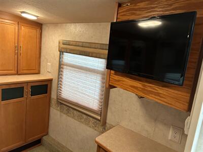 2005 Winnebago Voyage 35D  SUPER CLEAN-LOW MILES - Photo 40 - Madera, CA 93636