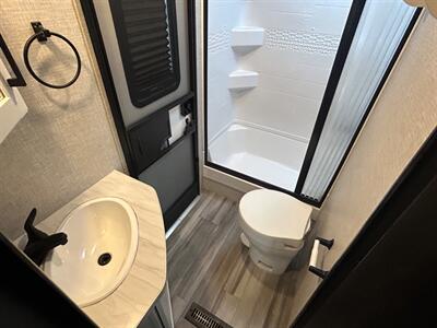 2024 Jayco Jay Feather 27BHB   - Photo 19 - Madera, CA 93636
