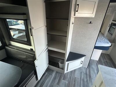 2024 Jayco Jay Feather 27BHB   - Photo 23 - Madera, CA 93636