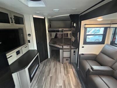 2024 Jayco Jay Feather 27BHB   - Photo 14 - Madera, CA 93636