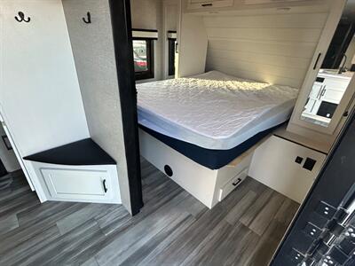 2024 Jayco Jay Feather 27BHB   - Photo 8 - Madera, CA 93636