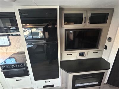 2024 Jayco Jay Feather 27BHB   - Photo 17 - Madera, CA 93636
