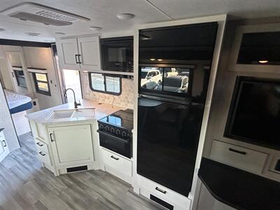 2024 Jayco Jay Feather 27BHB   - Photo 18 - Madera, CA 93636