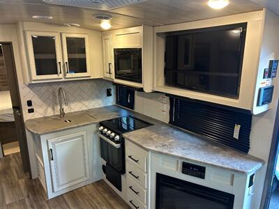 2023 Keystone Cougar 25RDSWE   - Photo 10 - Madera, CA 93636