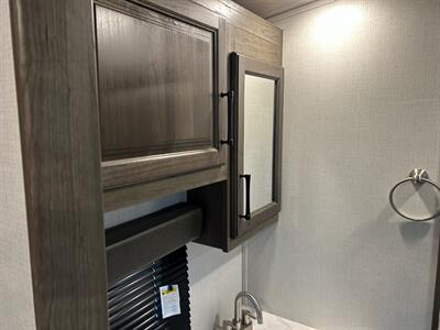 2023 Keystone Cougar 25RDSWE   - Photo 13 - Madera, CA 93636