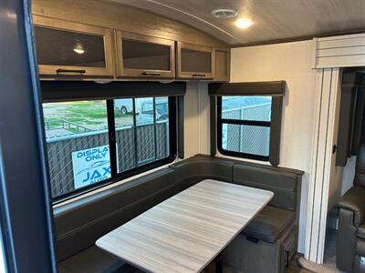 2023 Keystone Cougar 25RDSWE   - Photo 7 - Madera, CA 93636