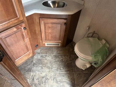 2019 Heartland Landmark Newport 365   - Photo 9 - Madera, CA 93636