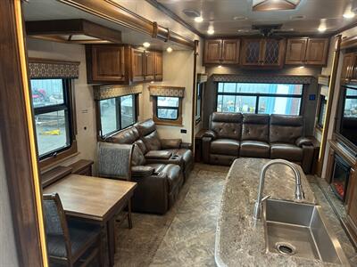 2019 Heartland Landmark Newport 365   - Photo 16 - Madera, CA 93636