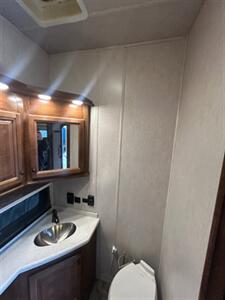 2019 Heartland Landmark Newport 365   - Photo 41 - Madera, CA 93636