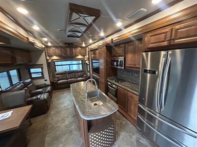 2019 Heartland Landmark Newport 365   - Photo 37 - Madera, CA 93636