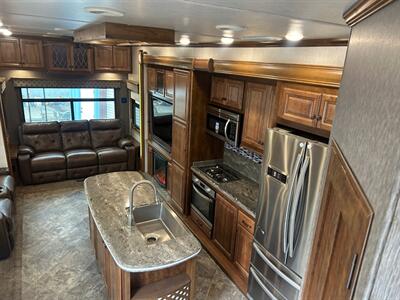 2019 Heartland Landmark Newport 365   - Photo 7 - Madera, CA 93636