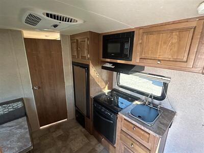 2018 Forest River Micro Light 19FD   - Photo 17 - Madera, CA 93636