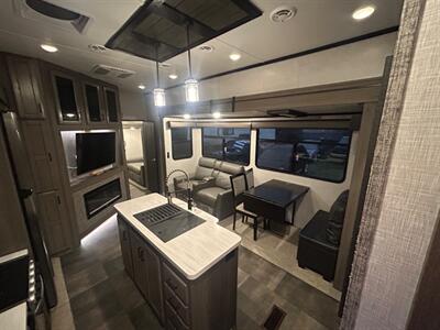 2022 Crossroads RV Cameo 4051BH   - Photo 18 - Madera, CA 93636