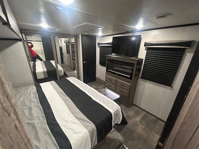 2022 Crossroads RV Cameo 4051BH   - Photo 32 - Madera, CA 93636