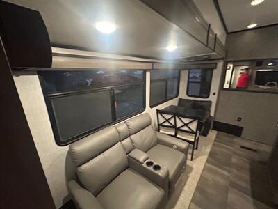 2022 Crossroads RV Cameo 4051BH   - Photo 27 - Madera, CA 93636