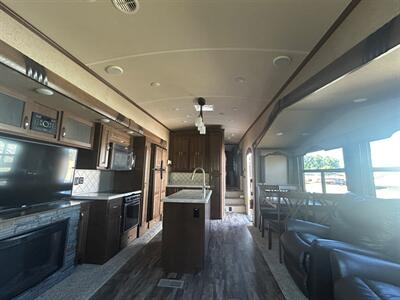 2017 FOREST RIVER CEDAR CREEK M-35IK   - Photo 11 - Madera, CA 93636