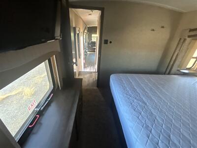 2017 FOREST RIVER CEDAR CREEK M-35IK   - Photo 16 - Madera, CA 93636