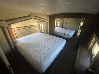 2017 FOREST RIVER CEDAR CREEK M-35IK   - Photo 14 - Madera, CA 93636