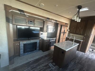 2017 FOREST RIVER CEDAR CREEK M-35IK   - Photo 10 - Madera, CA 93636