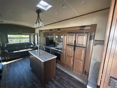 2017 FOREST RIVER CEDAR CREEK M-35IK   - Photo 7 - Madera, CA 93636