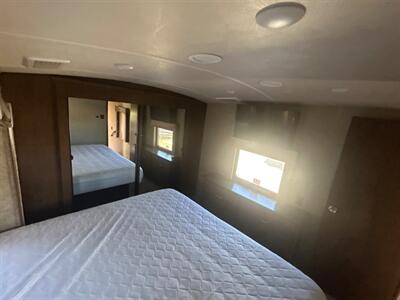 2017 FOREST RIVER CEDAR CREEK M-35IK   - Photo 15 - Madera, CA 93636