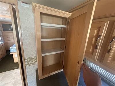 2004 Fleetwood Discovery 35M   - Photo 59 - Madera, CA 93636