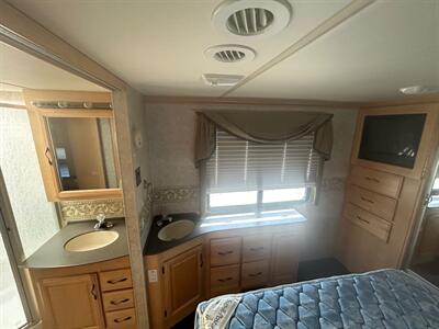 2004 Fleetwood Discovery 35M   - Photo 41 - Madera, CA 93636
