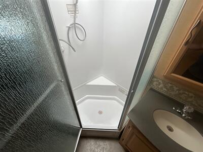 2004 Fleetwood Discovery 35M   - Photo 36 - Madera, CA 93636