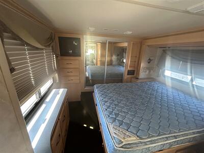 2004 Fleetwood Discovery 35M   - Photo 38 - Madera, CA 93636